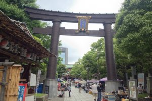 Lối vào đền Tomioka Hachimangu, có thể đi bộ từ ga Monzen-Nakacho 