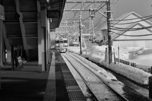 A JR Joetsu&nbsp;line train arrives at&nbsp;Urasa Station with snow all around. Get&nbsp;into the cozy train and it will wind through some of the most beautiful landscapes and give you great&nbsp;views of Niigata&#39;s snow country.