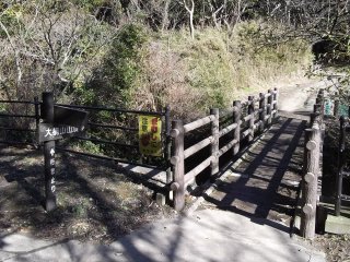 Cross the bridge and you get to the start of the trail proper