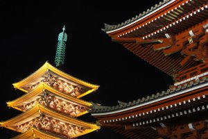 Go-jyuu-no-tou, ngôi chùa năm tầng vào ngày 31 tháng 12, đêm giao thừa. Chiếu sáng vẫn được tiếp tục vào buổi sáng của năm mới