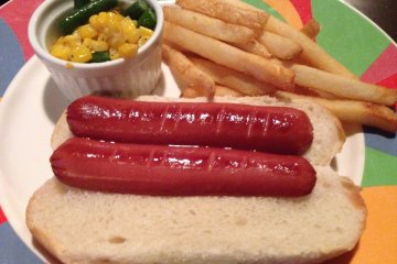 <p>The &quot;Little Captains&quot;&nbsp;hot dog comes with&nbsp;fries, vegetables, a scoop of ice cream and drink</p>