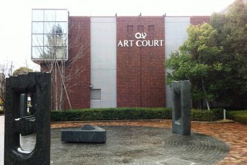 <p>Outsdie the ARTCOURT gallery</p>