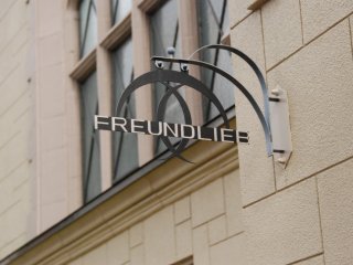 Tấm biển bên ngoài Freundlieb Cafe