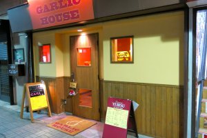 Garlic House restaurant in Yokosuka has a bright &amp; cheery front