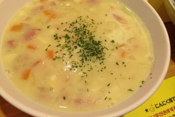 <p>Garlic Chowder infused with garlic and bacon is perfect during this winter season. 480yen</p>