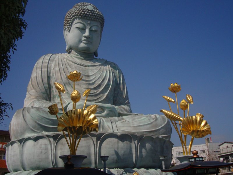 JR 효고역에서 걸어서 10분 거리에 있는 효고의 대불은 일본의 3대 불교 동상 중 하나이다.(다른 둘은 나라, 가마쿠라에 있다.)