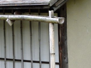 独創的な竹製の雨どい