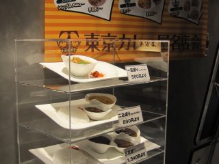 The various curries are displayed in this showcase.