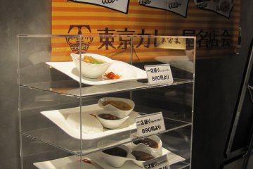 <p>The various curries are displayed in this showcase.</p>