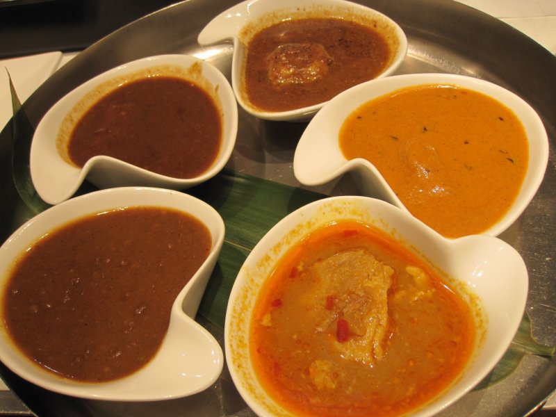 <p>A set of curries from all five famous curry shops&nbsp;</p>
