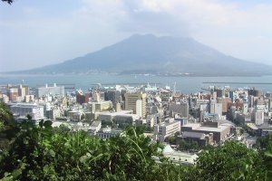 城山頂上から望む桜島。西郷も自刃前この景色を城山から眺めたのかもしれない