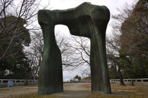  Tượng Arch của Henry Moore, Bảo tàng Nghệ thuật Đương đại Hiroshima.