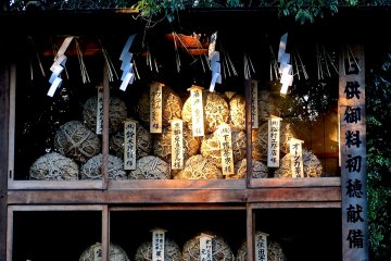 <p>Straw rice bags offered to God</p>