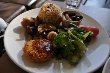 <p>Alternate croquette and sides lunch plate</p>