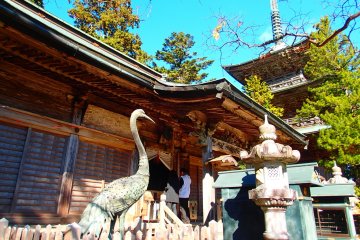 <p>Crane figure in front of the Main Hall</p>
