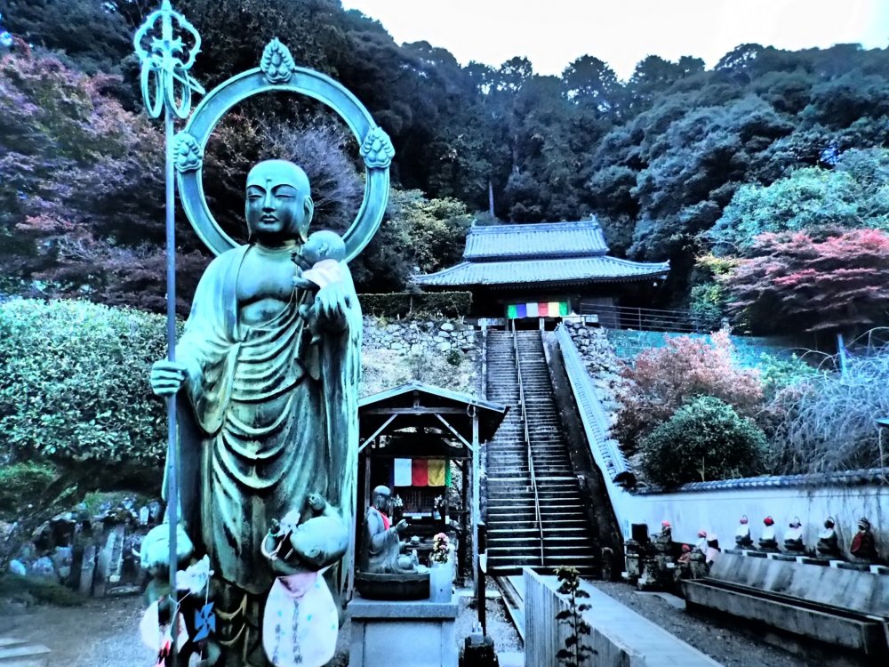 Patung Jizu Bosatsu, pelindung anak-anak
