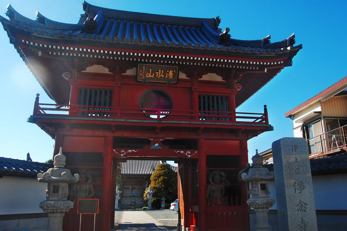 The iconic red gate of Jonen-ji Temple, built in 1701.