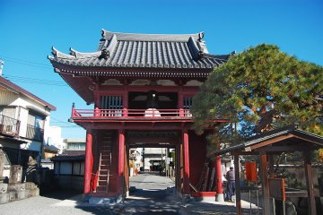 The view of Jonen-ji gate from inside the temple