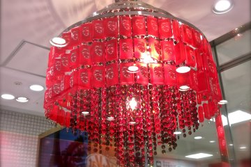<p>What a gorgeous&nbsp;KitKat chandelier!</p>