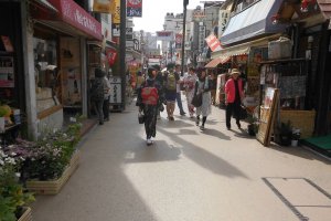 ถนนโคมาจิ (Komachi-dori) คือย่านการค้าที่สำคัญในเชิงการท่องเที่ยว ปัจจุบันถนนสายนี้ได้รับการปรับแต่งภูมิทัศน์เพื่อต้อนรับนักท่องเที่ยวที่หลั่งไหลมายังสถานที่แห่งนี้อย่างคับคั่ง