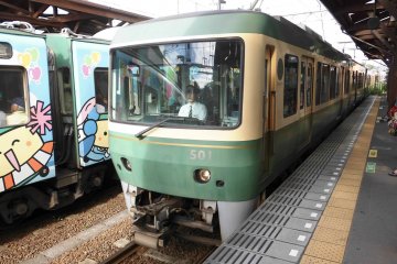 <p>Enoshima Electric Railway มีอีกชื่อหนึ่งว่า Enoden ย่อมาจาก Enoshima dentetsu เชื่อมระหว่างสถานี Kamakura กับสถานี Fujisawa แทบจะไม่น่าเชื่อเลยว่า รถไฟสาย Enoden เคยเป็นหนึ่งในสายรถไฟที่ต้องขายกิจการเนื่องจากความซบเซา แต่เมื่อกระแสท่องเที่ยวและด้วยความคลาสสิคของตัวมันเองจึงทำให้รถไฟสายนี้ได้หลับมามีชีวิตใหม่อีกครั้ง</p>