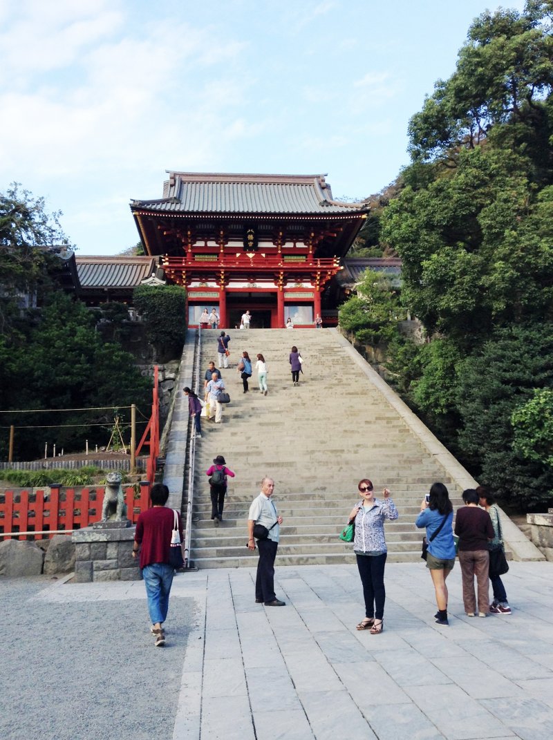 <p>ศาลเจ้า สึรุงะโอกะ ฮะจิมังกุ (Tsurugaoka Hachiman-gū) เป็นศาลเจ้าเก่าแก่ในศาสนาชินโตที่มีชื่อเสียงสุดใน คามาคุระ ซึ่งประกอบไปด้วยพิพิธภัณฑ์สมบัติของชาติคามาคุระ (Kamakura Museum of National Treasures) และ พิพิธภัณฑ์ศิลปะคามาคุระ (The Museum of Modern Art, Kamamura &amp; Hayama) ศาลเจ้าเปิดให้ชม ตั้งแต่เช้าคือ 06.00 จนถึง 20.30 ไม่เสียค่าเข้าชมแต่อย่างใด</p>