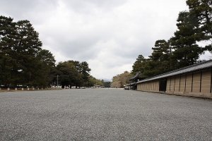 On your right is an earthen wall of the retired Emperor&#39;s Imperial Palace