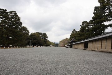 <p>On your right is an earthen wall of the retired Emperor&#39;s Imperial Palace</p>