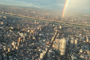 จุดชมวิวของ Tokyo Skytree จะมีสองระดับ คือ ระดับความสูงที่ 350 เมตร และระดับความสูงที่ 450 เมตร โดยจะมีลิฟท์รับส่งที่เรียกว่า Tembo Shuttle ขึ้นลงที่ความเร็ว 600 เมตร ต่อนาที นับว่าเป็นลิฟท์ที่วิ่งเร็วที่สุดในญี่ปุ่น และสามารถบรรทุกผู้โดยสารได้มากถึง 40 คนต่อเที่ยว