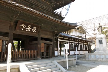 <p>The Main Gate (or Third Gate), the Temple Entrance, and a bronze statue of Oishi Kuranosuke, the leader of the Ako Gishi or 47 loyal retainers who led the attack on Kira&#39;s residence</p>