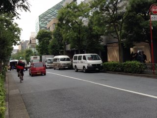 บริเวณทางเดินไปสู่ตึก Prada Building บนถนน Aoyama