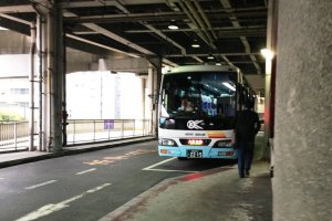 L&#39;arr&ecirc;t de bus pour l&#39;a&eacute;roport d&#39;Itami se trouve &agrave; l&#39;&eacute;tage, juste au-dessus de celui pour l&#39;a&eacute;roport du Kansai