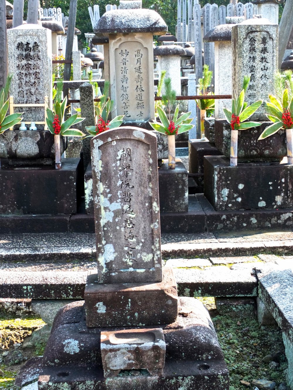 Một bài bia mộ cũ kĩ bên trong khu nghĩa trang của ngôi đền