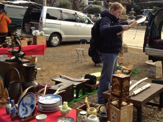 I avoid the&nbsp;Yasukuni Shrine flea market in March since the cherry blossom season attracts enormous crowds, but&nbsp;the rest of the year is always fine.