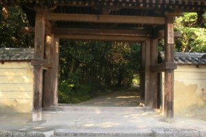 south entrance gate to Akishinodera