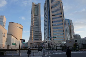 <p>The Yokohama Landmark Tower is directly&nbsp;accessible from&nbsp;Sakuragi-cho&nbsp;station; it&nbsp;has offices up to the 48th&nbsp;floor, while on the floors 49-70 you can find a 5-star hotel. There is also&nbsp;an observatory. This view here&nbsp;is taken from the traffic square opposite&nbsp;the Yokohama Museum.</p>