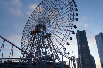 <p>Cosmo Clock 21, the&nbsp;giant Ferris wheel at the Cosmo World amusement park just next to the Yokohama Landmark Tower. Working at the Landmark Tower, you can see people enjoying down there in the park while you are yawning away in the meetings...</p>