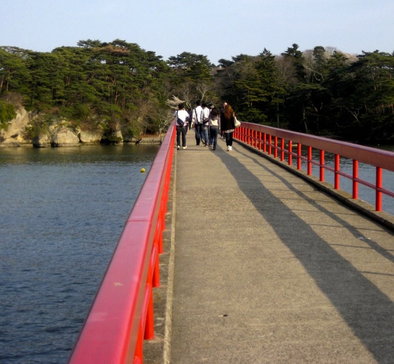 <p>The long bright red foot bridge that connects Fukuurajima to the ticket office and the mainland.</p>