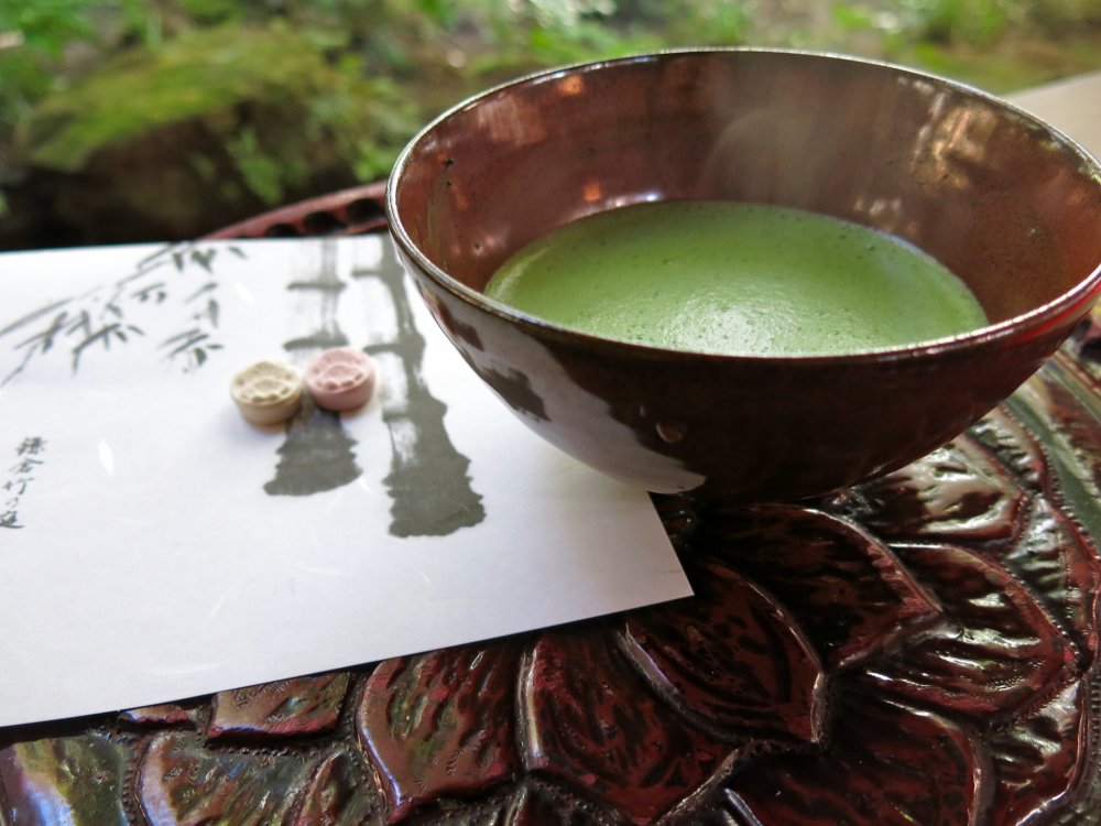 Chỉ với 500¥ nữa là bạn có thể nhâm nhi tách trà matcha thanh mát trong khung cảnh thơ mộng của rừng tre