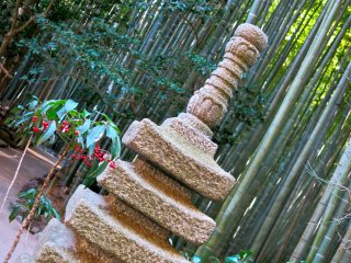 Baies d&#39;hiver et pagode miniature sur fond de bambous