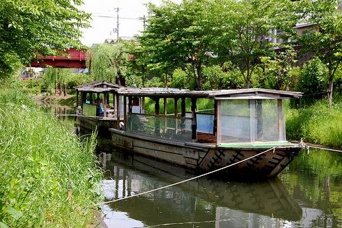 Rediscover what it was like to transport sake to Osaka by boat