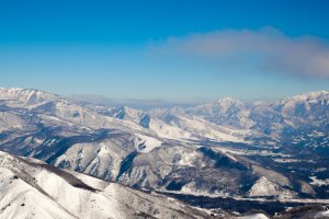 頂上に向かうスキーリフトからの素晴らしい眺め