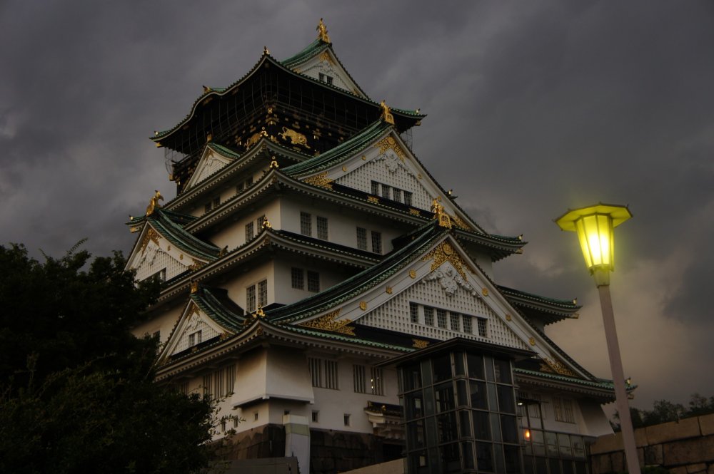 The evenings at Osaka Castle are specifically interesting, when sodium lamps around the castle grounds are lit up. It is a completely different look than during the day.