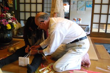 <p>Hatsumi Sasaki demonstrates the traditional craft of&nbsp;zōri making.</p>