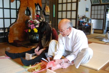 <p>Hatsumi Sasaki&nbsp;grafts wefts together prior to weaving&nbsp;zōri.</p>