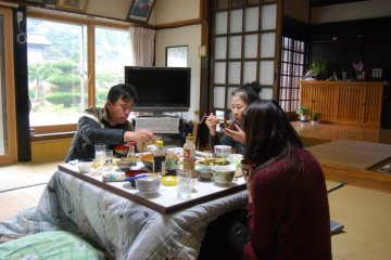 <p>นักท่องเที่ยวกำลังเอร็ดอร่อยกับอาหารเช้าที่บ้านไร่</p>