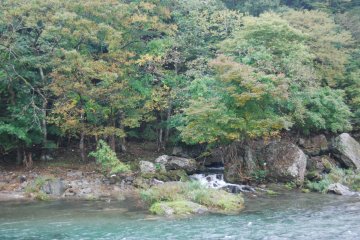 <p>The fast flowing Kessen river located close by to the farmhouse.</p>