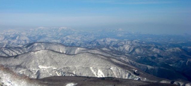 <p>ทิวทัศน์จากทางเล่นสกีที่ระดับ4,300เมตร ทางทิศตะวันออกเฉียงเหนือของสกีรีสอร์ท</p>