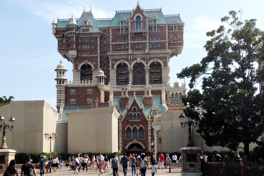 "Tower of Terror" คือเครื่องเล่นสไตล์ Free Fall ที่ได้ชื่อว่าหวาดเสียวที่สุด ได้รับการจัดอันดับว่าน่ากลัวเป็นอันดับ 1 ในจำนวนเครื่องเล่นทั้งหมดใน Disneyland และ Disney Sea