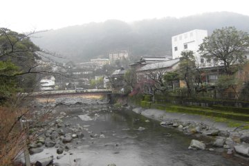 <p>แม่น้ำแถวสถานี Hakone-Yumoto ติดกับร้านอาหาร</p>